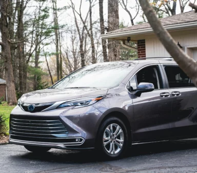 Minivan et Van stationnée dans une entrée