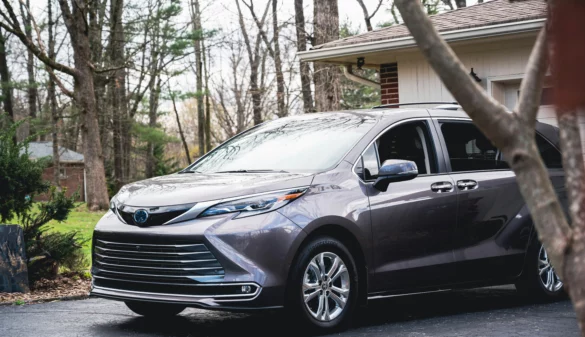 Minivan et Van stationnée dans une entrée