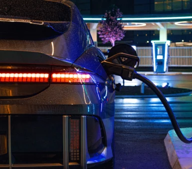 Véhicule électrique en charge